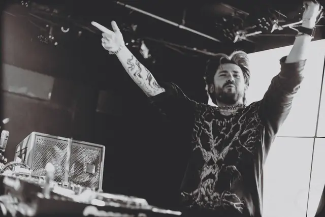 NOMOREDEATH at the decks with both arms up
