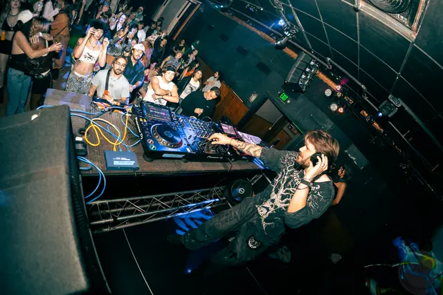 NOMOREDEATH in the booth over the crowd, fisheye